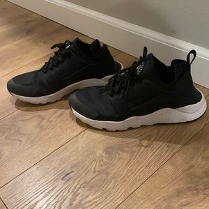 Women’s black Nike Huarache